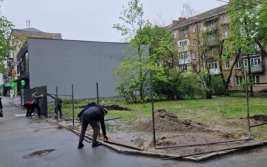Знищили сквер, захопили ділянку: на столичній Берестейці несанкціоновано зводять ТЦ