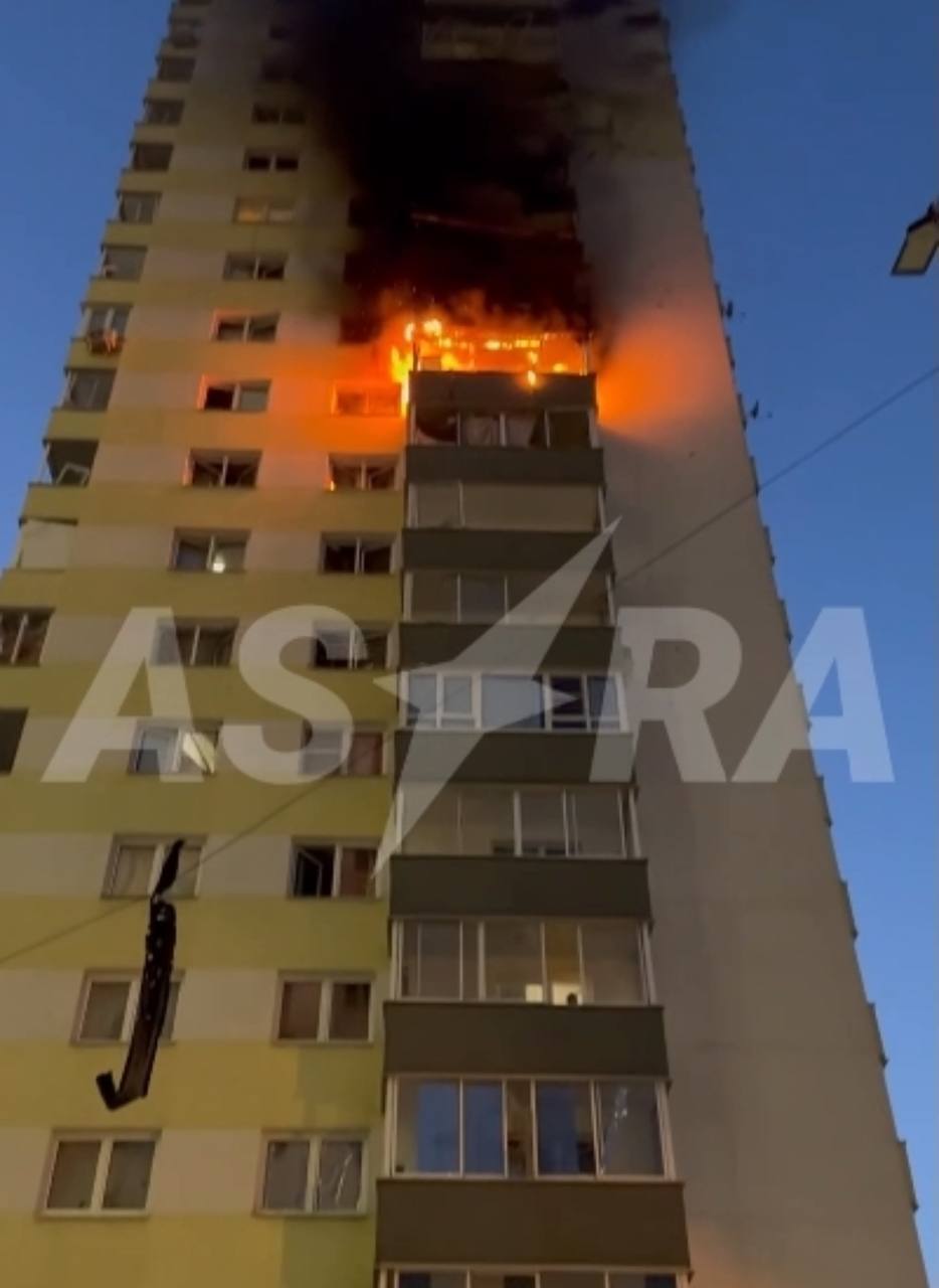 Массовая атака БПЛА в Московской области: пострадали жилые дома и аэропорт
