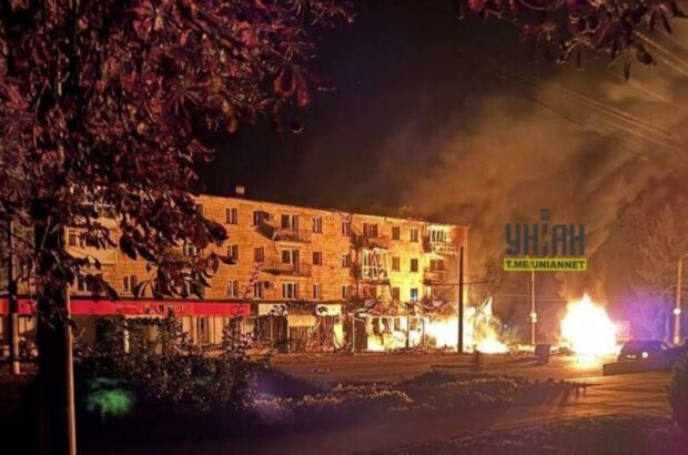 У Конотопі після прильоту в будинок постраждали 13 осіб, один у комі – тривають рятувальні роботи