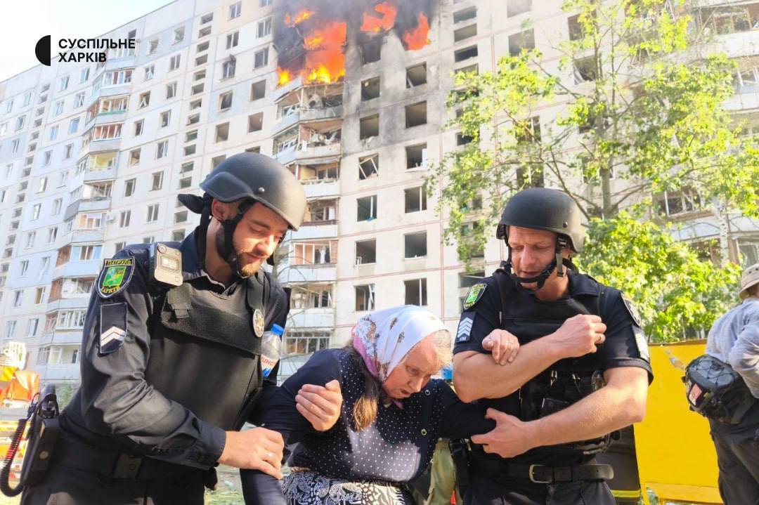 РФ атаковала Харьков КАБами: попали в многоэтажку, 35 пострадавших