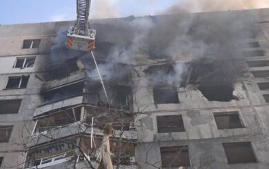 РФ атакувала Харків КАБами: влучили у багатоповерхівку, 35 постраждалих