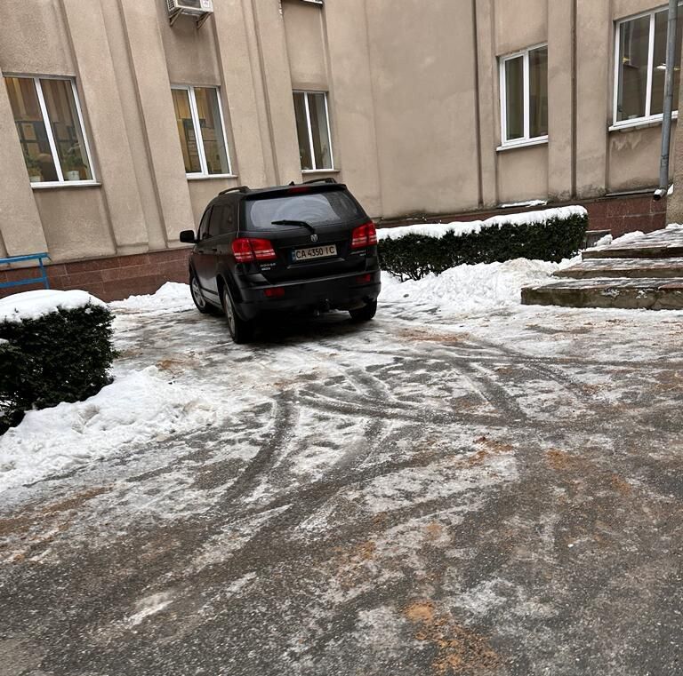 Авто мэра и его заместителя возле горсовета Малина, декабрь 2023