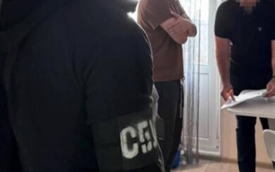 В Киеве разоблачили руководителя юрфирмы, который за деньги помогал уклонистам выезжать за границу