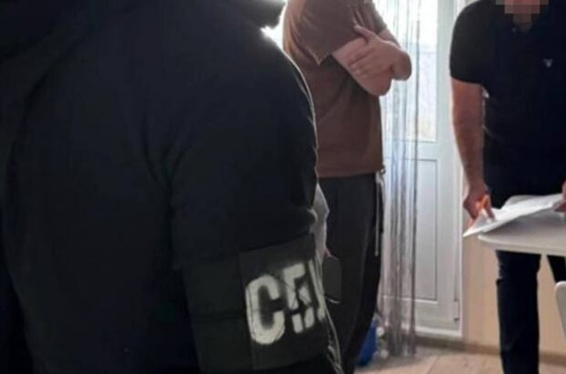 У Києві викрили керівника юрфірми, який за гроші допомагав ухилянтам виїжджати за кордон