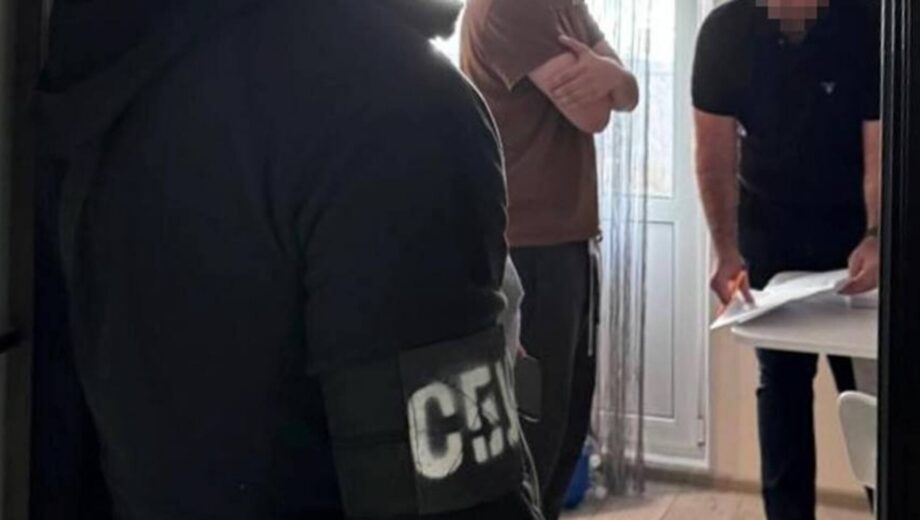 В Киеве разоблачили руководителя юрфирмы, который за деньги помогал уклонистам выезжать за границу