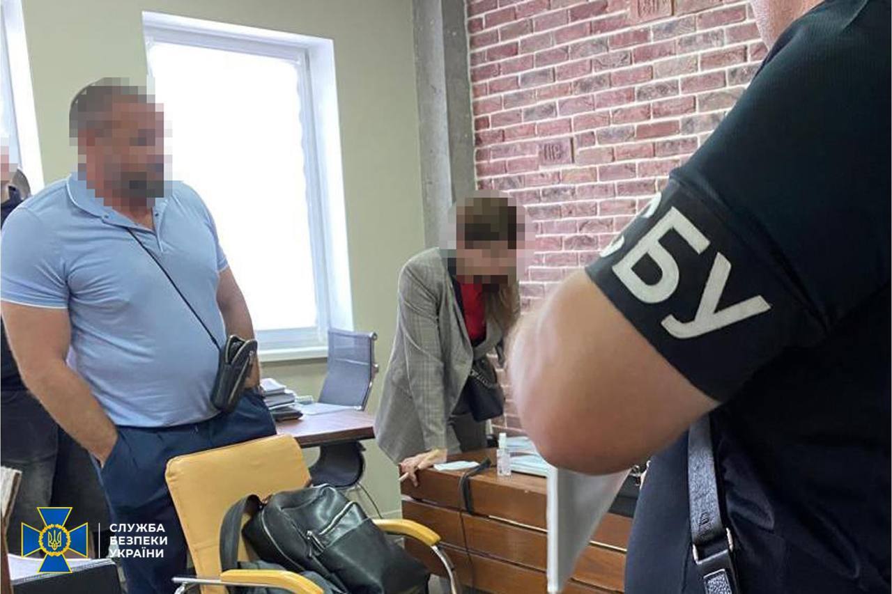 В Киеве разоблачили руководителя юрфирмы, который за деньги помогал уклонистам выезжать за границу