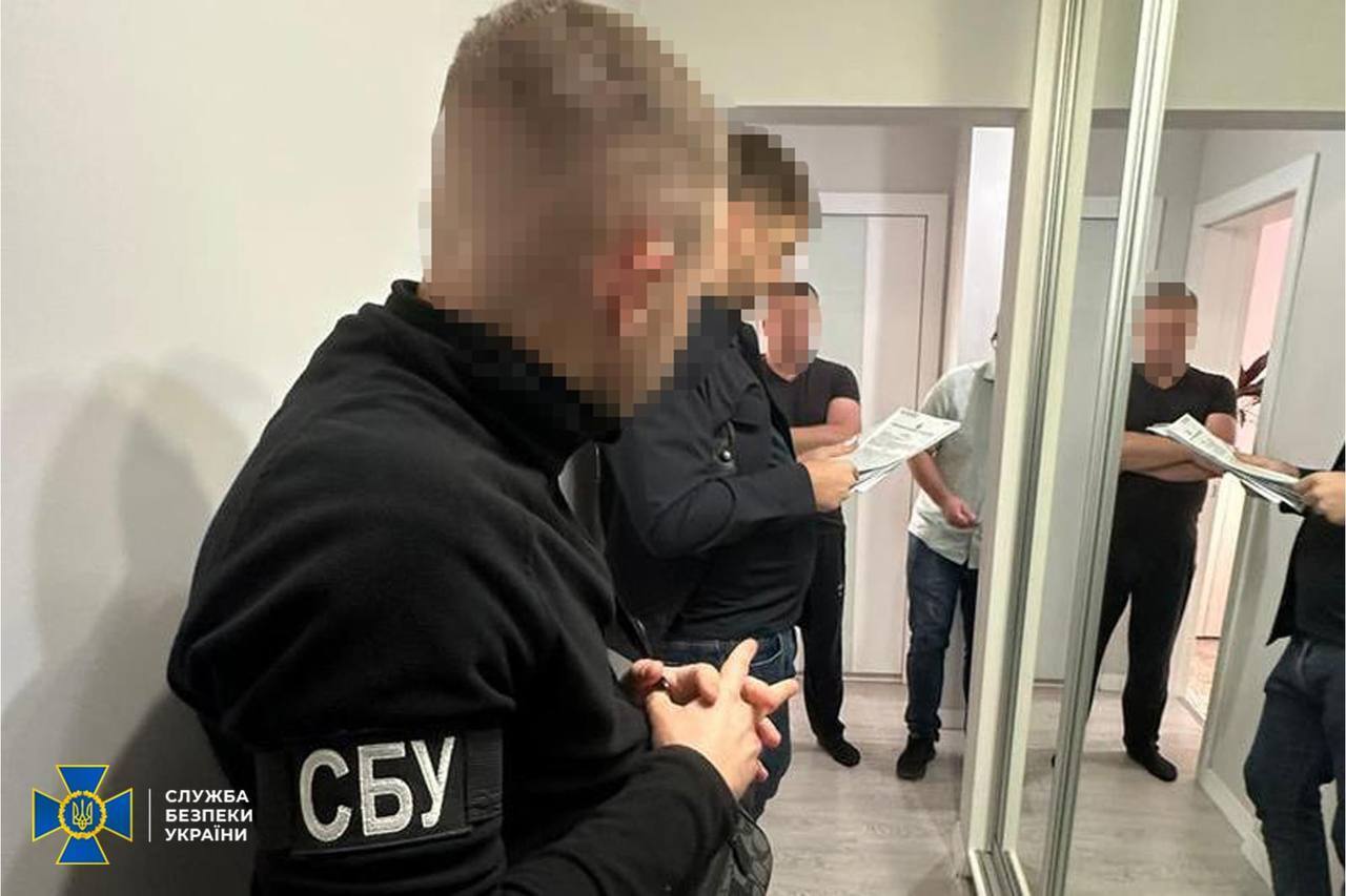 В Киеве разоблачили руководителя юрфирмы, который за деньги помогал уклонистам выезжать за границу