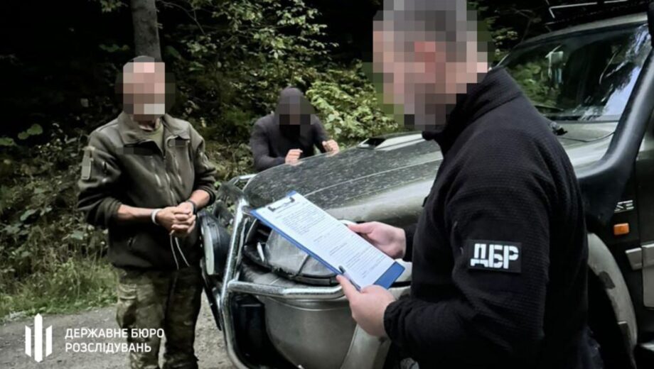 Нелегально проводил мужчин в Румынию: на Буковине задержали правоохранителя