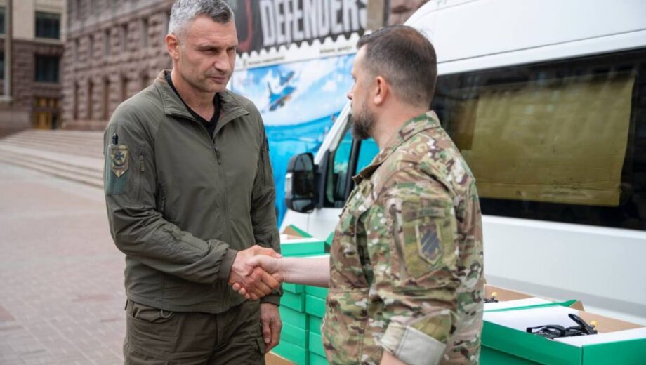 Піар за рахунок киян? Мер Кличко передав військовим дрони куплені з бюджету міста