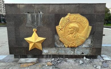 Поліція в Одесі не дала завершити демонтаж зображення Леніна та повезла активістів до райвідділку