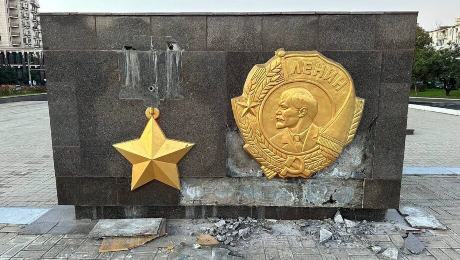 Поліція в Одесі не дала завершити демонтаж зображення Леніна та повезла активістів до райвідділку