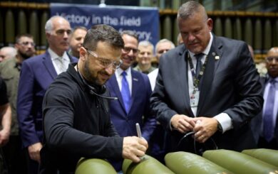 Зеленский посетил завод в США, где производят снаряды для украинских защитников