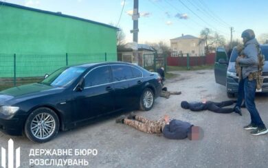 Шахраї обіцяли допомогти виїхати за кордон, а потім вимагали ще $20 тисяч за ”уникнення проблем”: деталі від ДБР