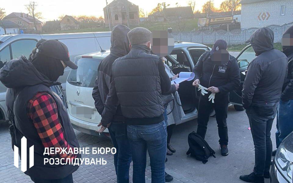 Мошенники обещали помочь уехать за границу, а затем требовали еще $20 тысяч за ''избегание проблем'': детали от ГБР