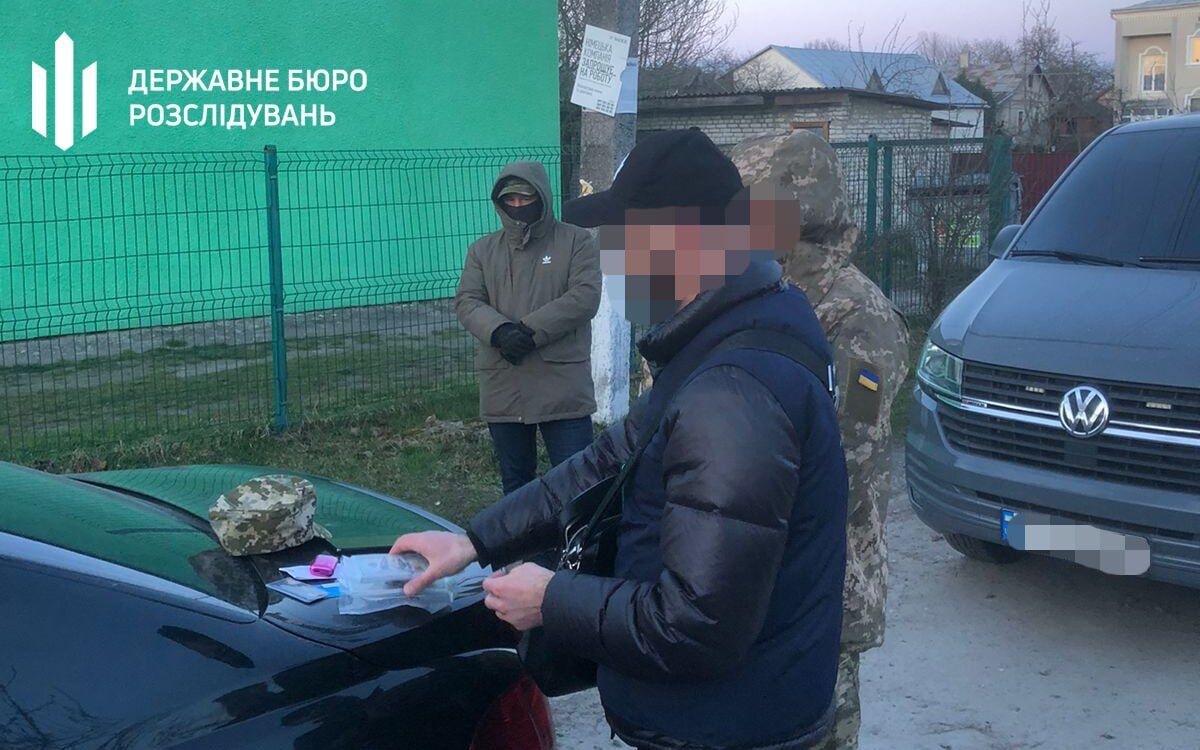 Шахраї обіцяли допомогти виїхати за кордон, а потім вимагали ще $20 тисяч за ''уникнення проблем'': деталі від ДБР