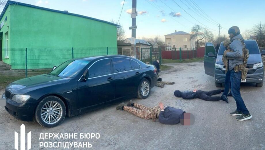 Мошенники обещали помочь уехать за границу, а затем требовали еще $20 тысяч за »избегание проблем»: детали от ГБР