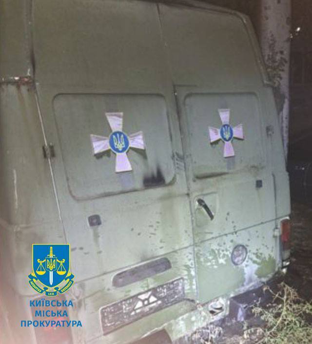 Четверо киевлян жгли автомобилей военных, им объявлено о подозрении