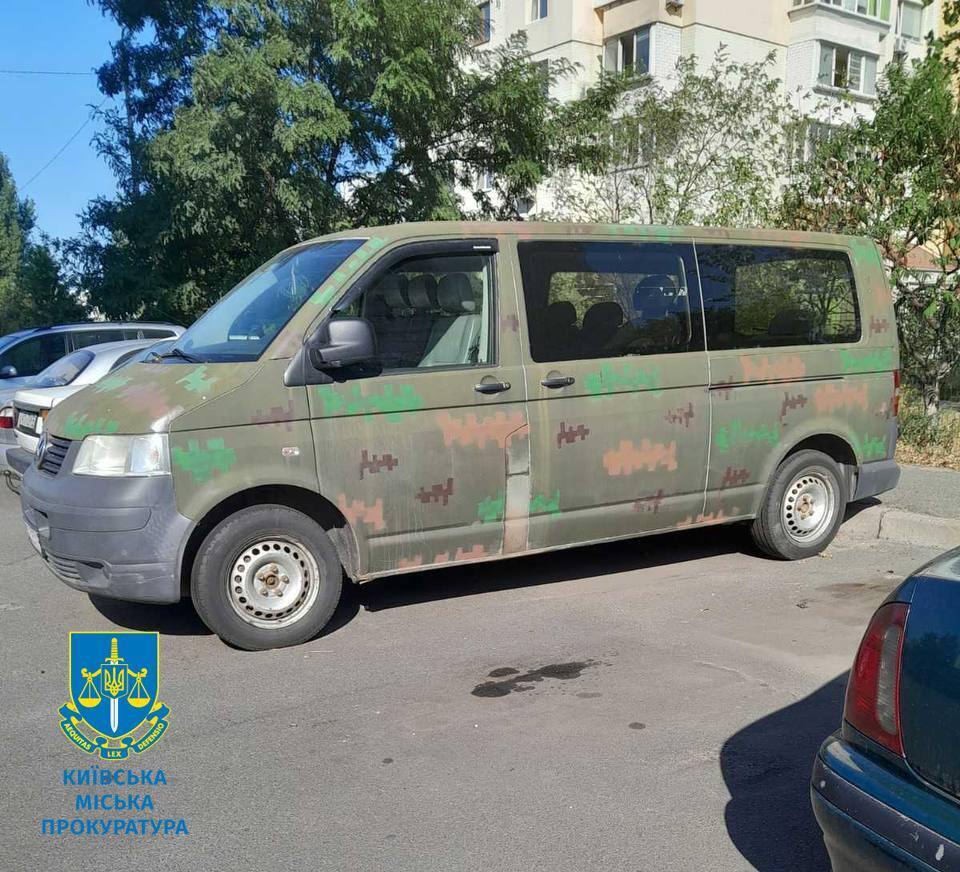 Четверо киевлян жгли автомобилей военных, им объявлено о подозрении