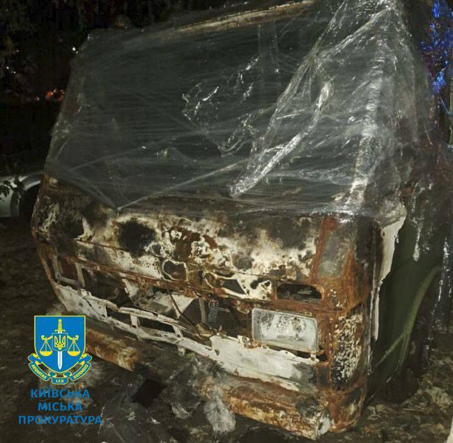 Четверо киевлян жгли автомобилей военных, им объявлено о подозрении