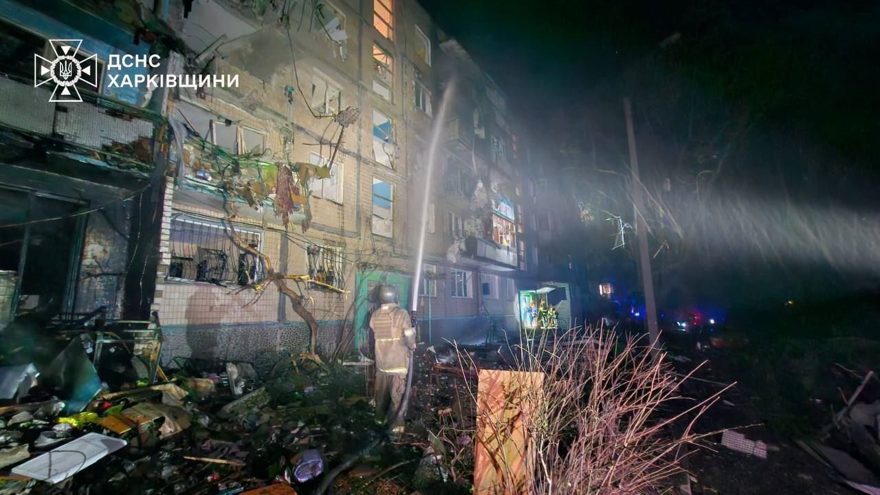 У Харкові зруйновано п'ятиповерхівку, у Києві уламками пошкоджено будинок: наслідки нічних обстрілів 