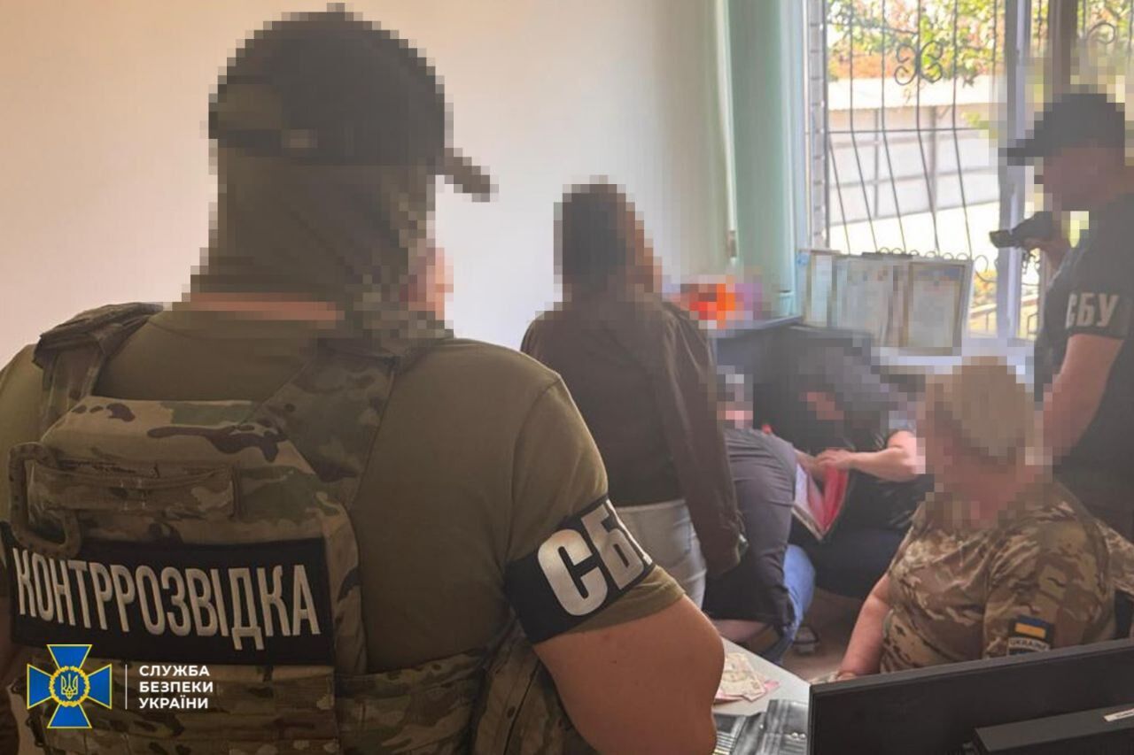 В Киеве и Херсоне разоблачены адвокаты и чиновники ТЦК, которые продавали ''брони'' ухилянтам