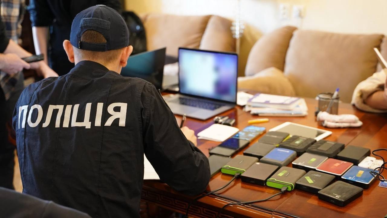 Судитимуть учасника міжнародної хакерської групи, яка атакувала компанії у Європі та США