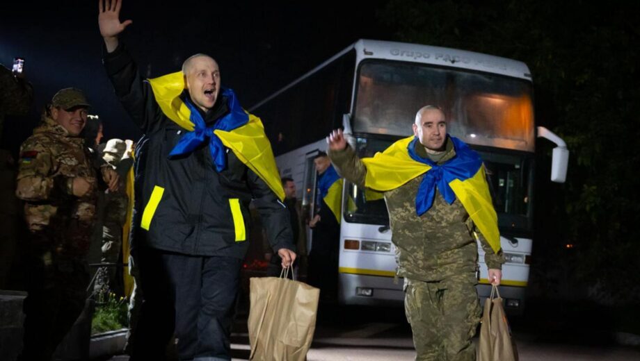 В Украину вернулись 34 бойца »Азова»: среди освобожденных — Максим Буткевич и защитники Мариуполя