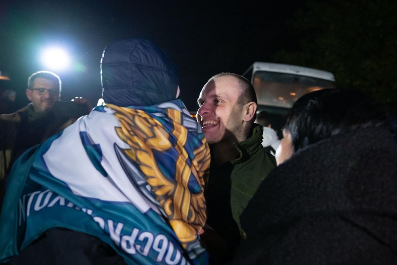 В Украину вернулись 34 бойца ''Азова'': среди освобожденных - Максим Буткевич и защитники Мариуполя