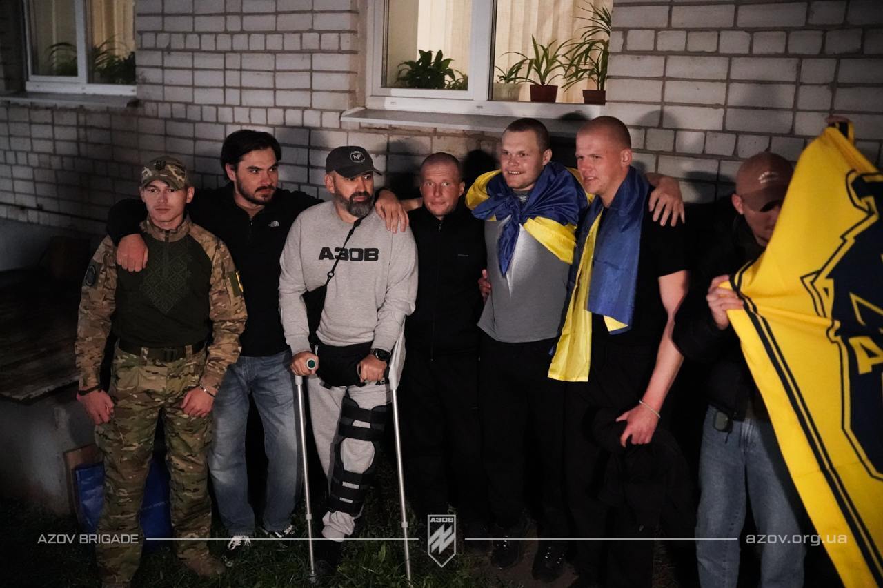 В Украину вернулись 34 бойца ''Азова'': среди освобожденных - Максим Буткевич и защитники Мариуполя