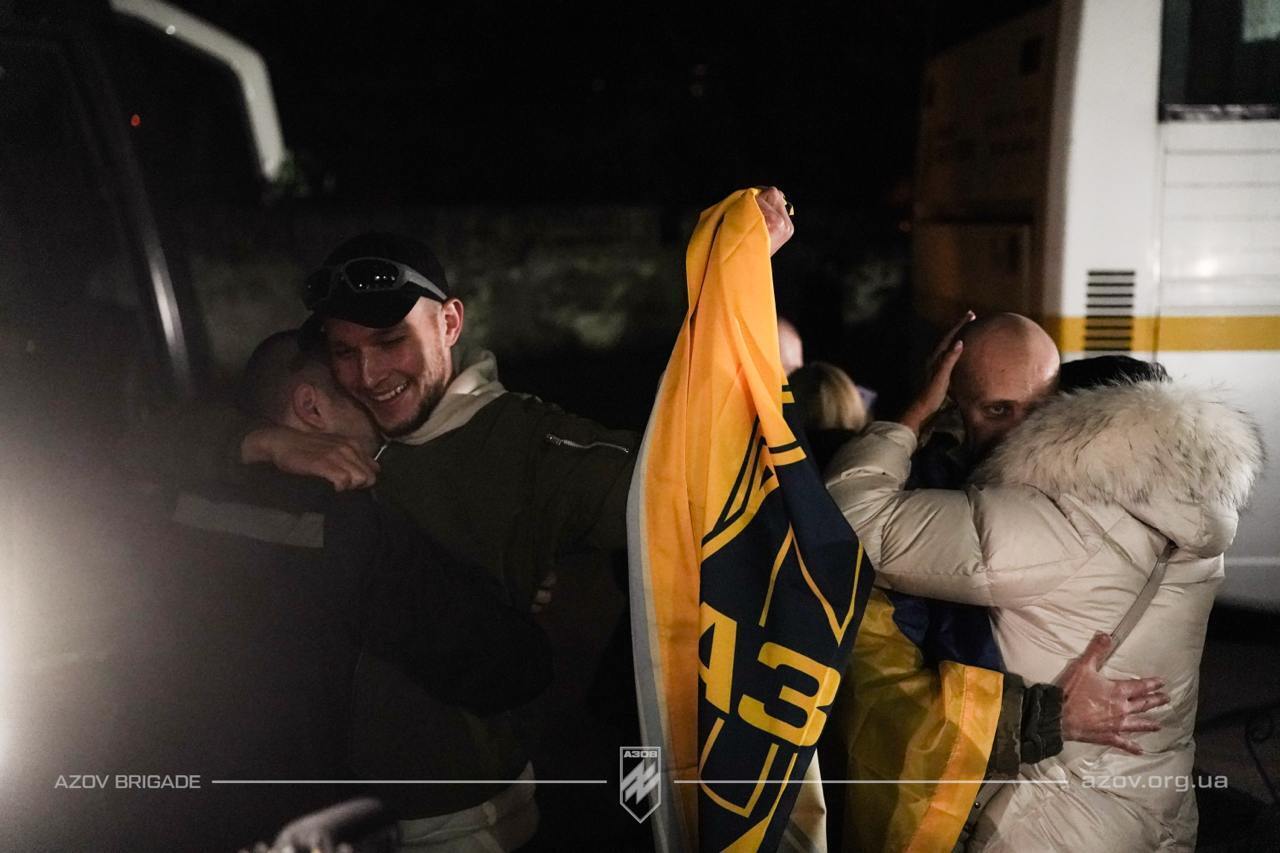 В Украину вернулись 34 бойца ''Азова'': среди освобожденных - Максим Буткевич и защитники Мариуполя
