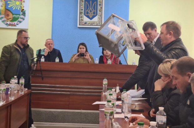 Конфлікт у Підгородненській громаді: депутати вчергове висловили недовіру меру Горбу