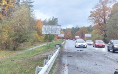 Из-за падения части беспилотника на трассу движение в направлении Ирпеня затруднено.
