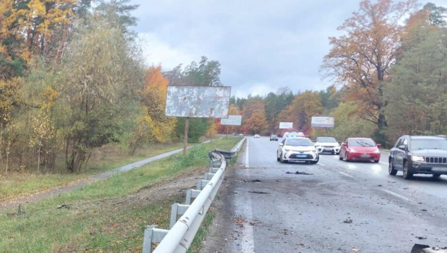 Из-за падения части беспилотника на трассу движение в направлении Ирпеня затруднено.