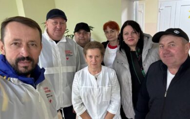 Валерий Дубиль совместно с волонтерами Сумской и Ивано-Франковской областей »Батькивщины» передает критическую медицину