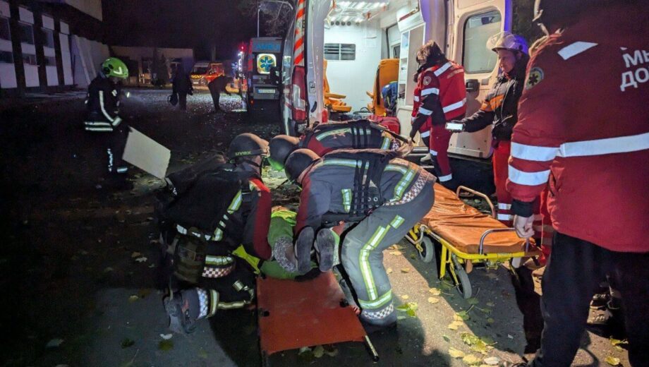 Ворог обстріляв Запоріжжя: зруйновані будівлі, є загиблий та поранені