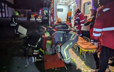 Враг обстрелял Запорожье: разрушены здания, есть погибший и раненые