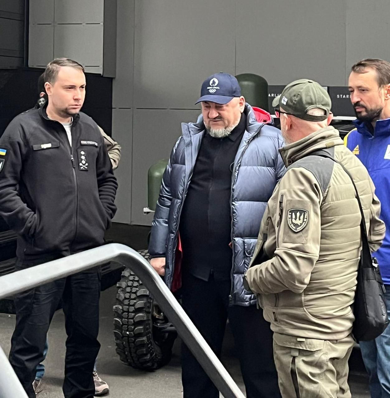 Валерий Дубиль совместно с БФ ''Надежда'' доставил 4 эвакуационных машины и 20 РЭБов ГУР