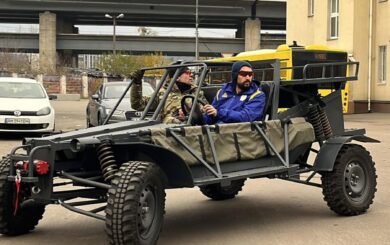 Валерий Дубиль совместно с БФ »Надежда» доставил 4 эвакуационных машины и 20 РЭБов ГУР