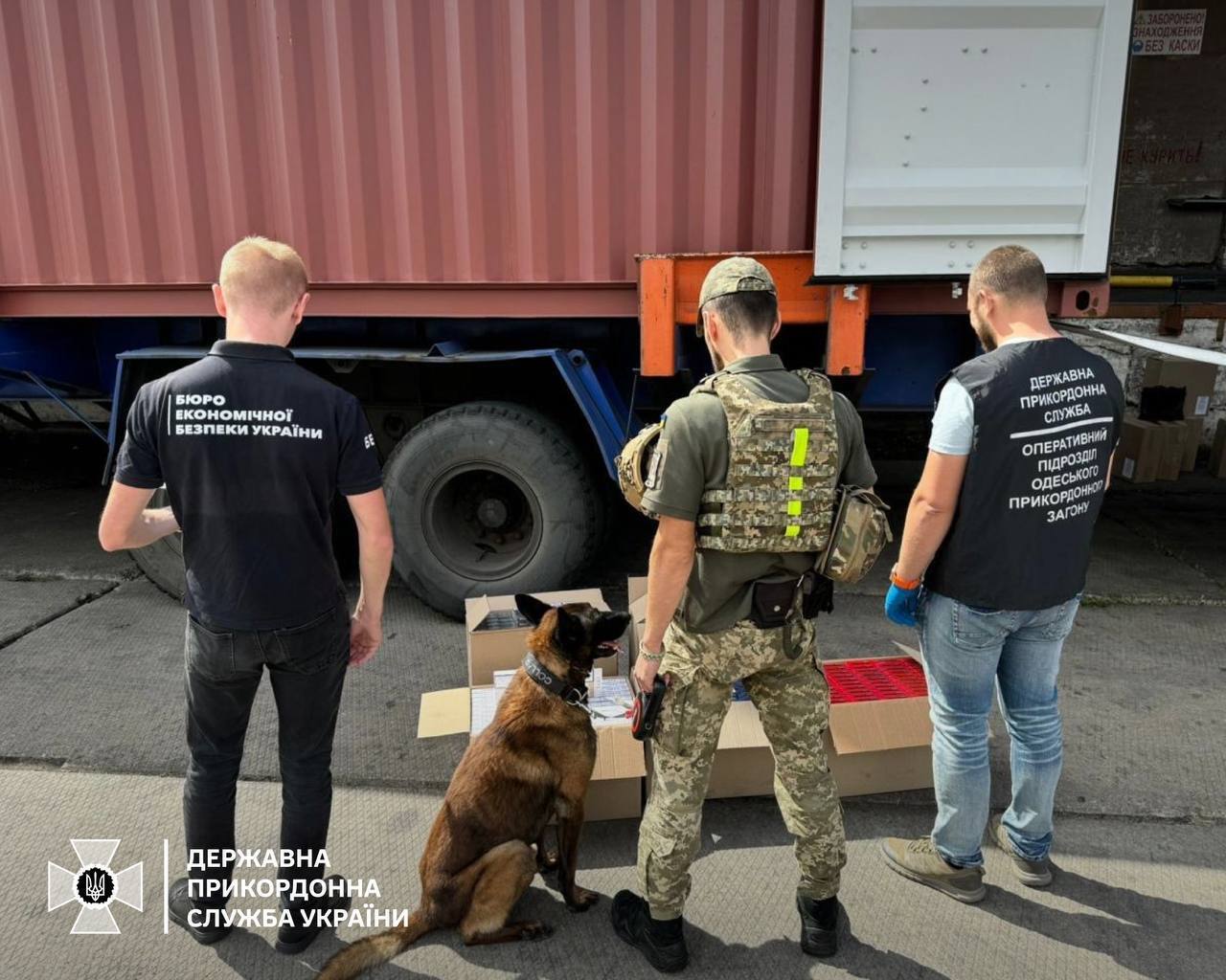 Збитків на 165 мільйонів гривень: в Одеському порту прикордонники викрили контрабанду цигарок