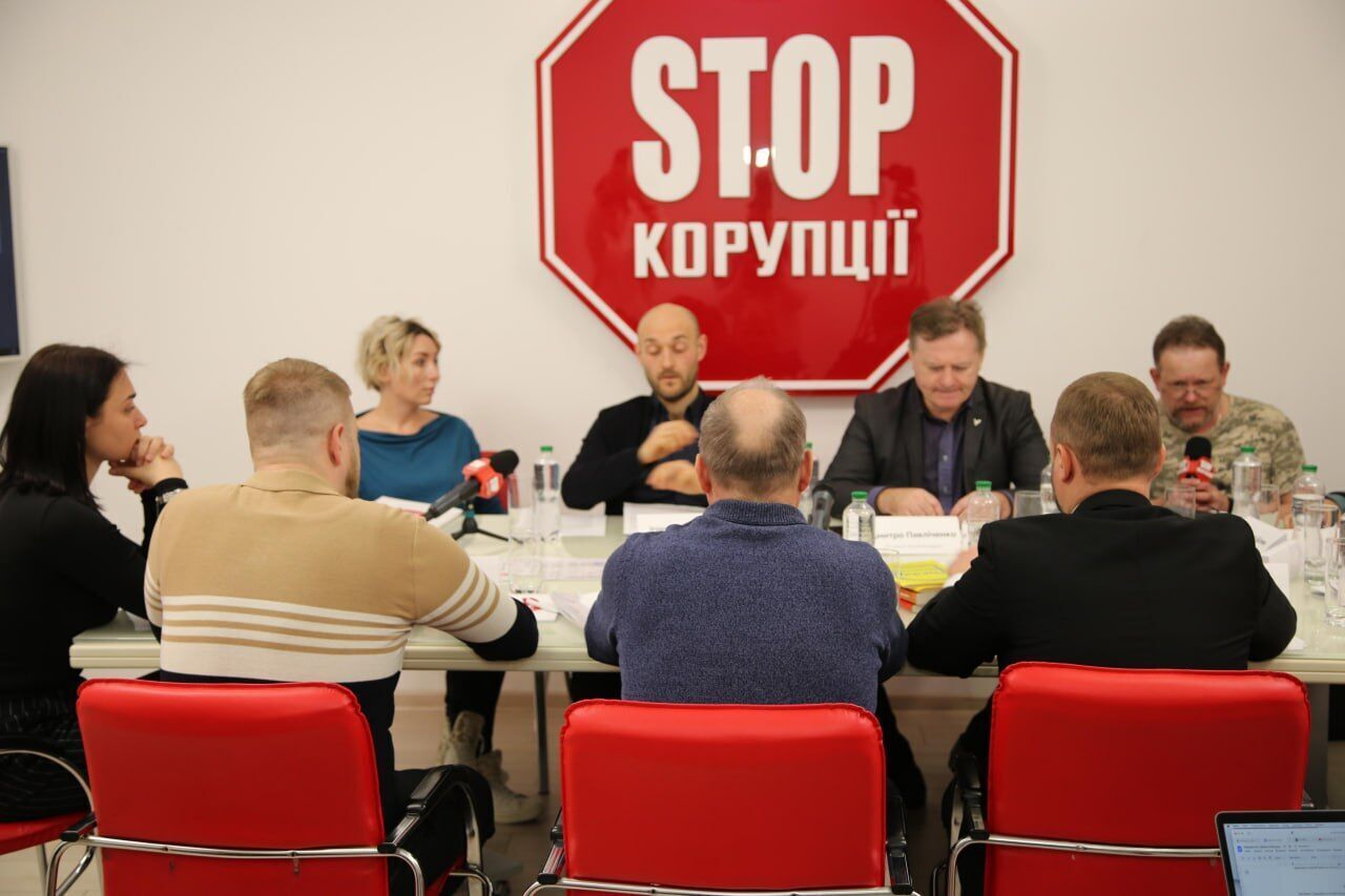 Круглий стіл у Києві: журналісти проти суддів — хто кого тисне?