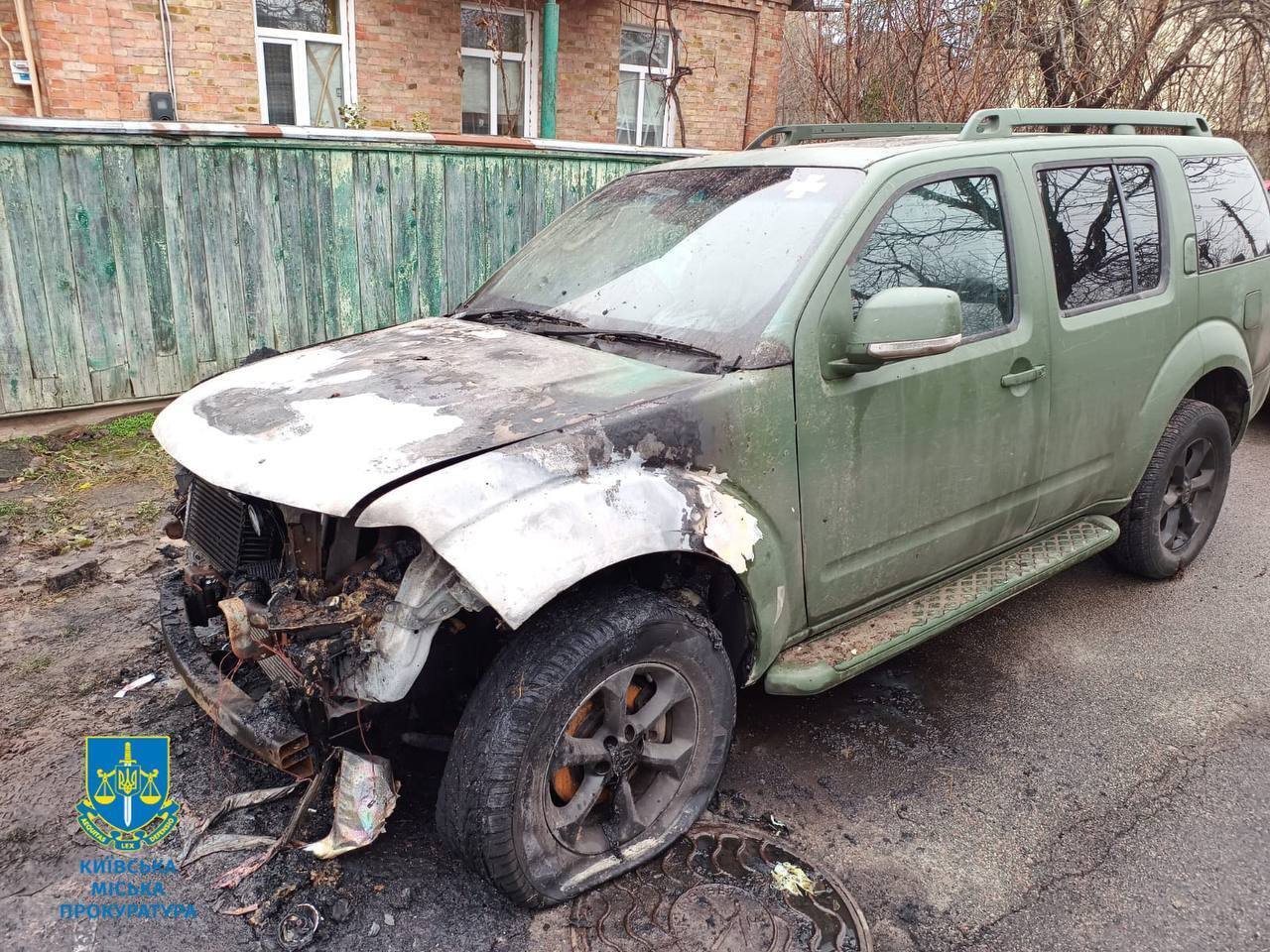 Двоє молодиків підпалили військовий автомобіль