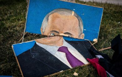 Розбитий портрет путіна та попіл розкоші: репортери показали, що лишилося від палацу Асада після втечі