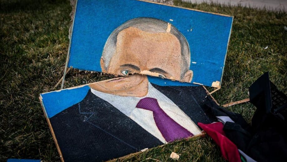 Розбитий портрет путіна та попіл розкоші: репортери показали, що лишилося від палацу Асада після втечі