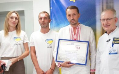 Валерий Дубиль, волонтеры БФ »Надежда», семья Герег и »Эпицентр» передали на фронт оборудование стоимостью 50 млн гривен