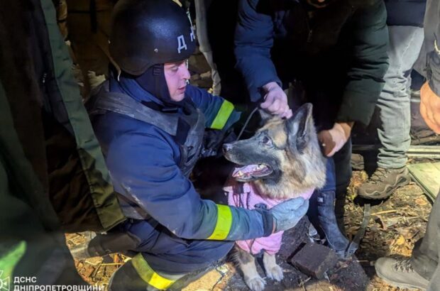 Ракетний удар по Кривому Рогу: з-під завалів врятували дитину та чоловіка