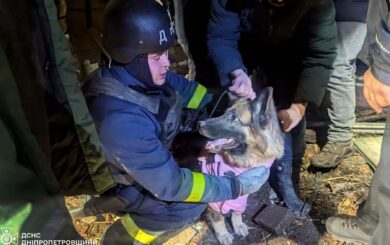 Ракетный удар по Кривому Рогу: из-под завалов спасли ребенка и мужчину