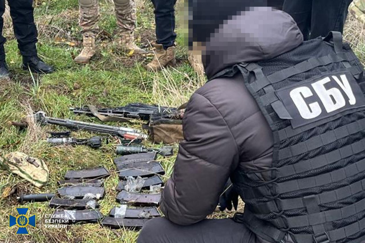 Пятеро мужчин поймались на попытке продажи ''трофейного'' оружия