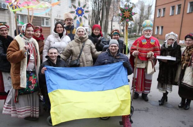 Колядники створили святковий настрій для поранених бійців МВС