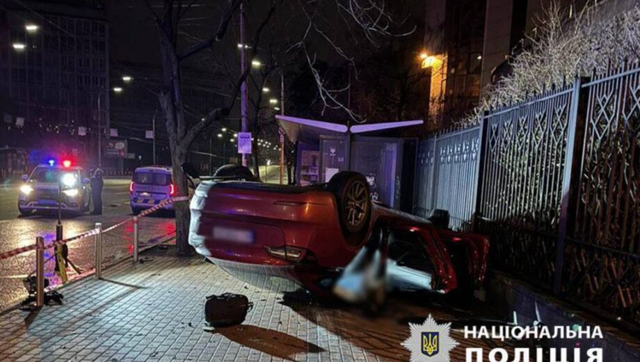 Під час комендантської години водійка Tesla вчинила смертельну аварію в Києві