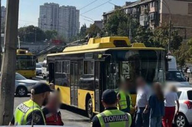 Київ: тролейбус та автобус зіткнулися біля ВДНГ, кілька постраждалих